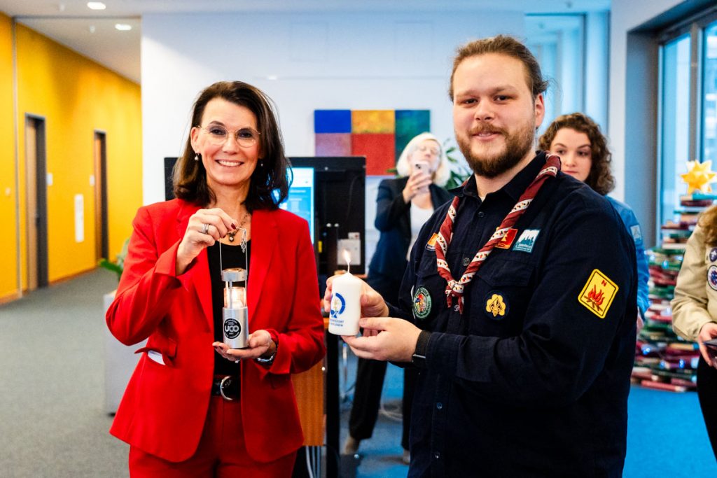 Friedenslichtübergabe im Bundesinnenministerium des Innern und für Heimat an die Parlamentarische Staatssekretärin Frau Schwarzelühr-Sutter. (Foto: Jacob Maibaum)